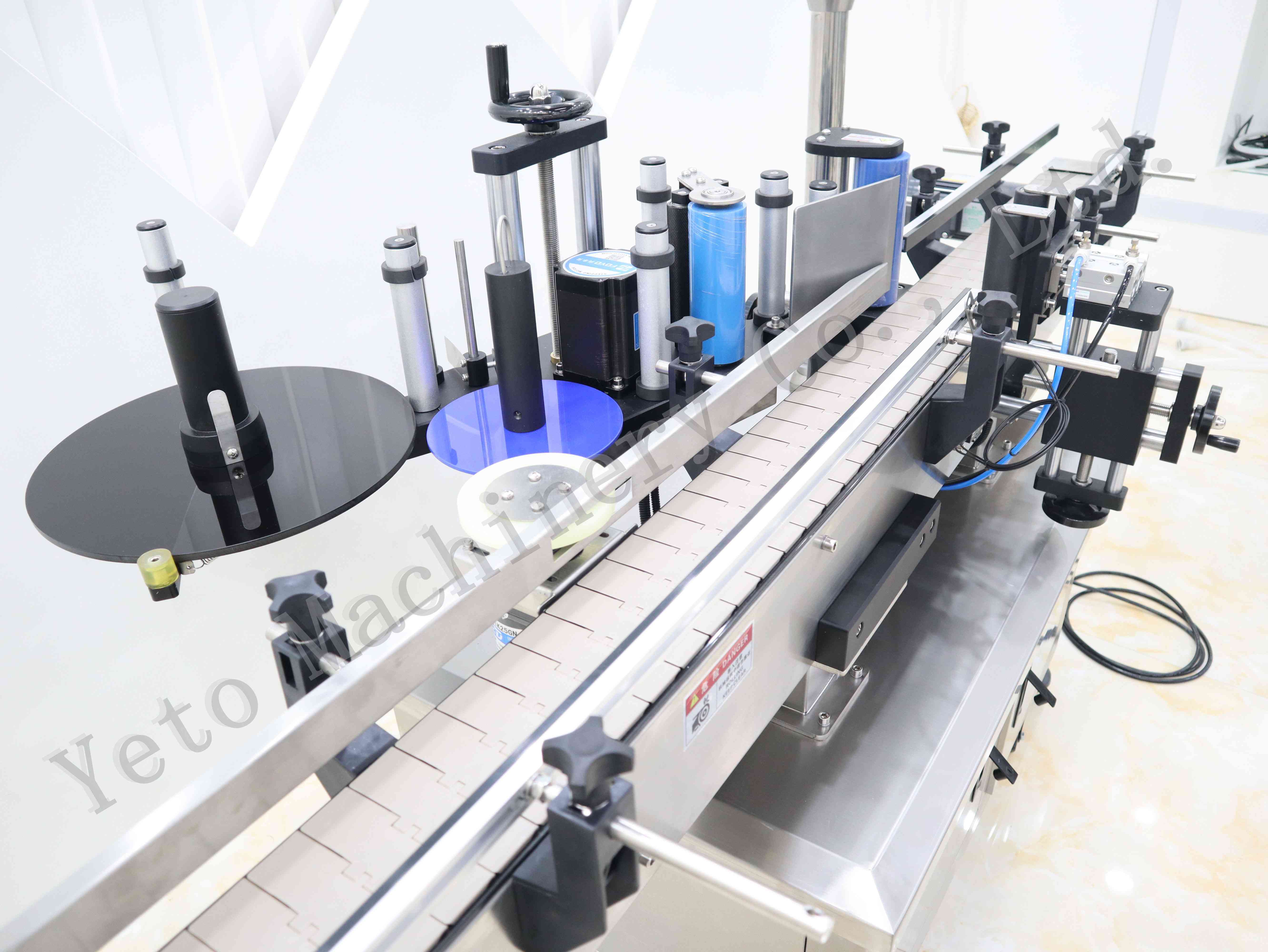 Round bottles labeling machine conveyor belt