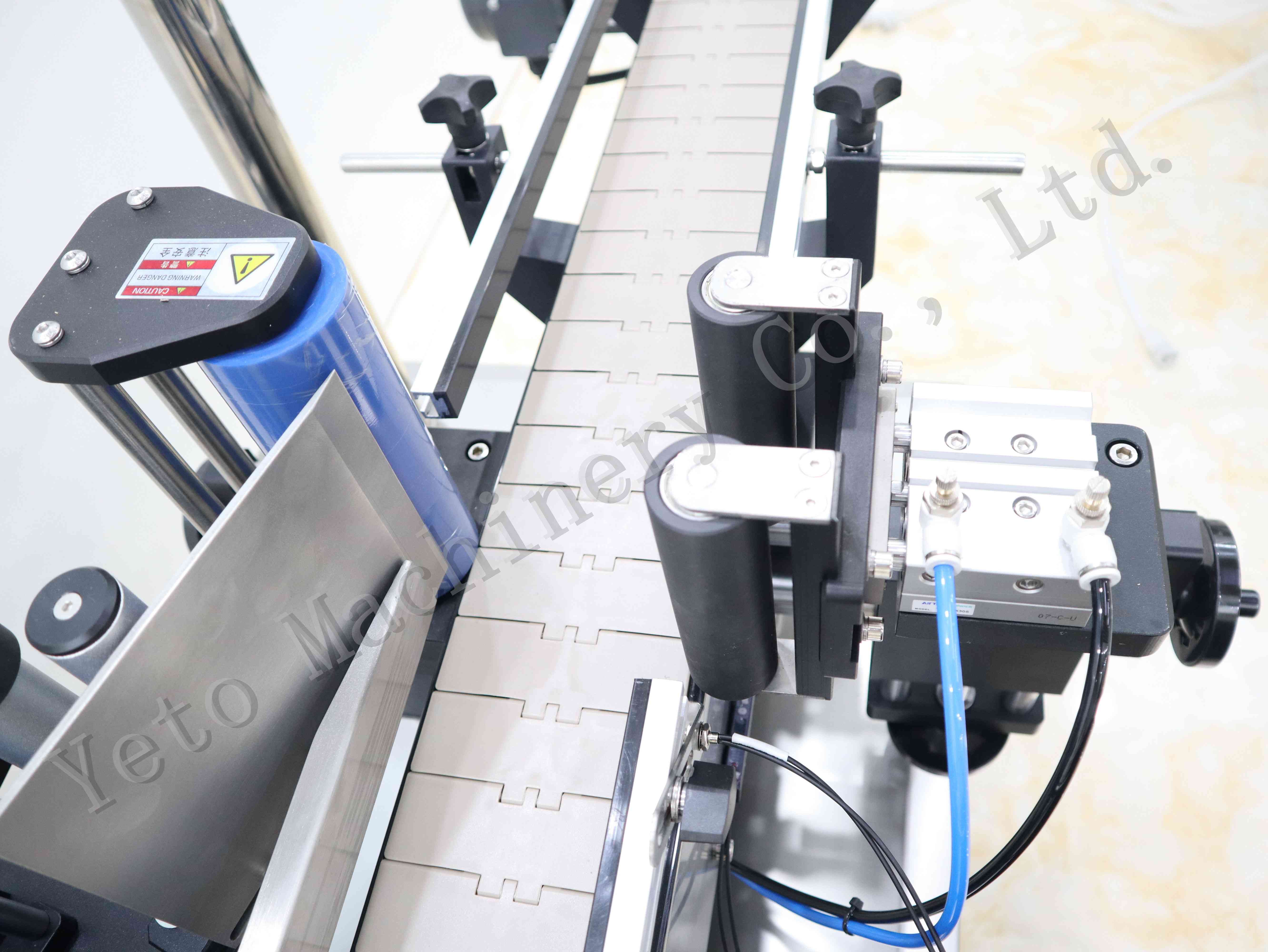 Round bottles labeling machine labeling part